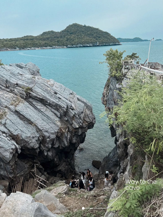 หาดถ้ำพัง ถ้ำทะลุ เกาะสีชัง🗺️✨🌊