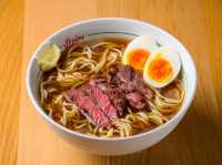 美國村附近的拉麵店「Stripe Noodles」