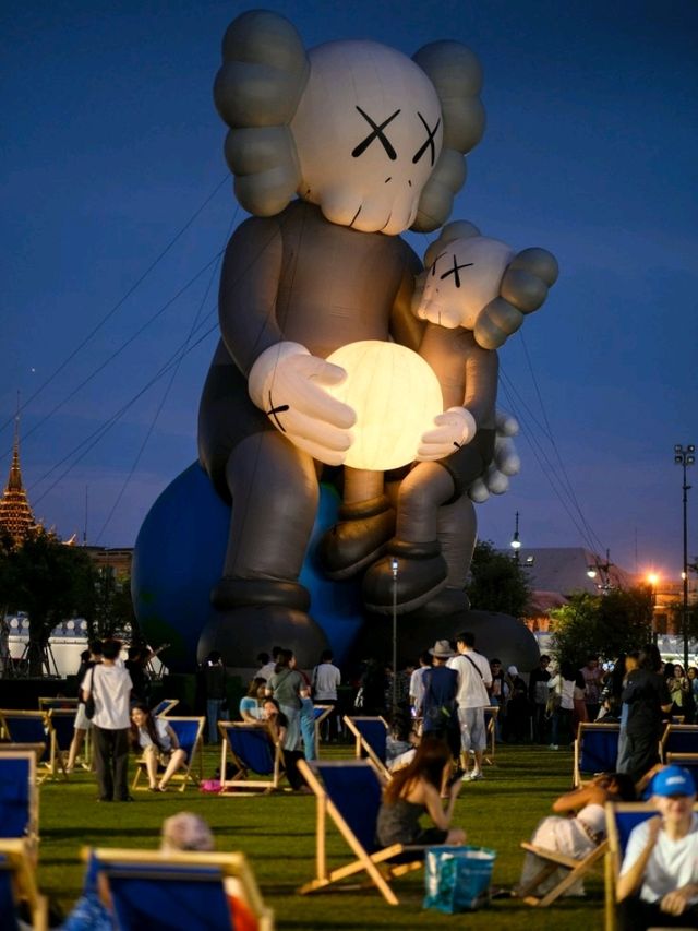 KAWS : HOLIDAY THAILAND
