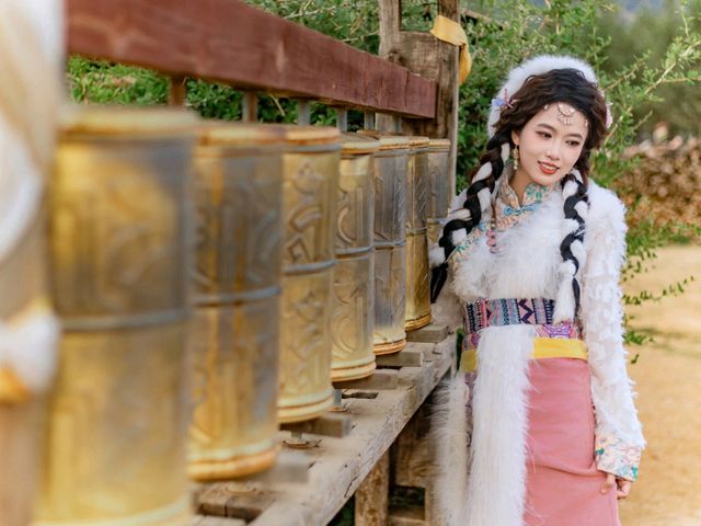 Timeless Beauty in Lijiang: A Tibetan Costume Photoshoot Amidst the Grasslands