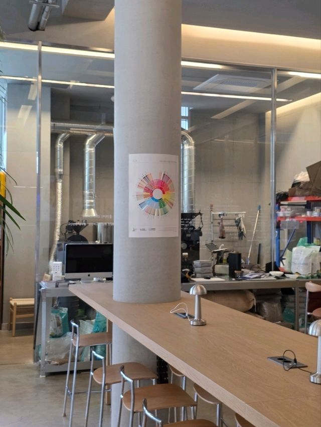 경치를 바라보며 머무는 여유의 공간 🌿☕️🌫️