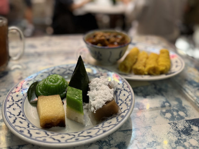 Moh Teng Pheow Nyonya Koay: A Nostalgic Kuih Haven Where Tradition Tastes Sweet! 🍡🏮