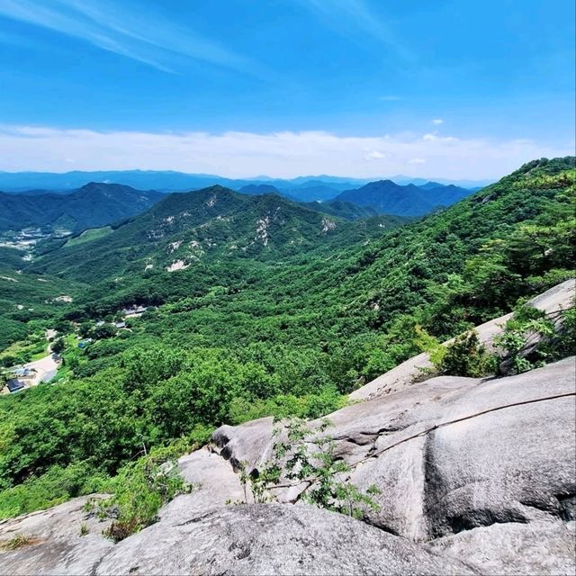 Peaceful Peaks & Temple Vibes