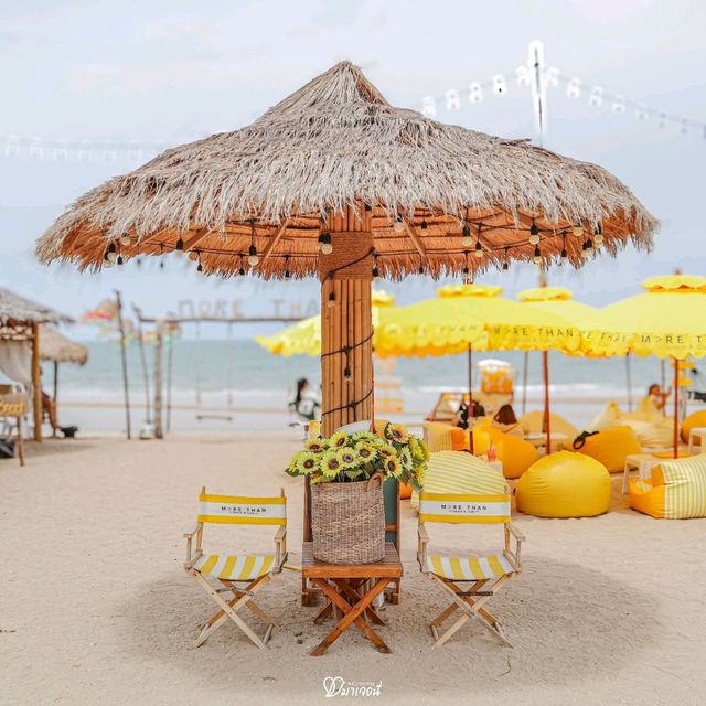 คาเฟ่ริมทะเลที่มีมากกว่าความชิล! 🏖️🍹