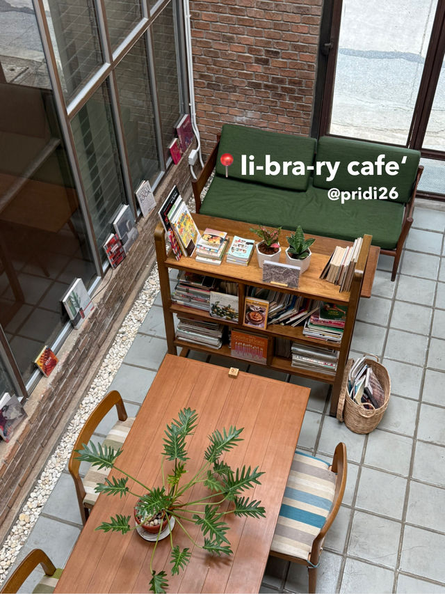 คาเฟ่ห้องสมุดที่เหมาะกับการมานั่งชิลมากกก📚