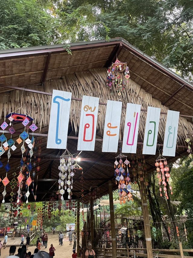 Oh Poi Market — a charming weekend market in Suan Phueng, Ratchaburi | ตักบาตรริมน้ำ จิบกาแฟ ฟังเสียงลำธาร ที่“โอ๊ะป่อย” 