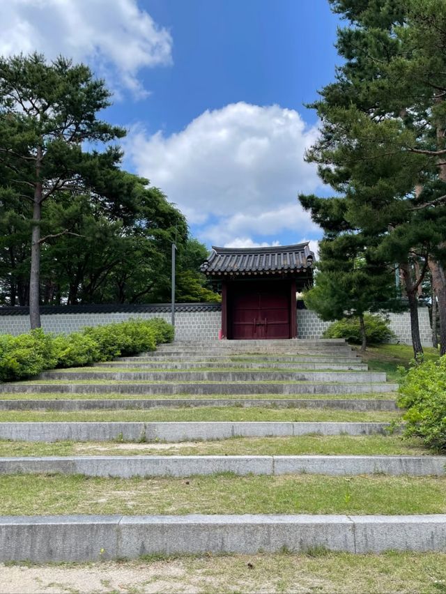 Beneath the Eaves of Heaven: Discover Gyeongbokgung