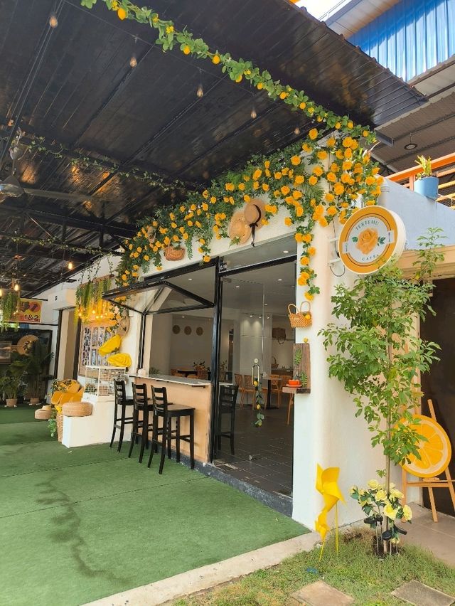 A Relaxing Afternoon at Desaru’s Sunny Yellow Café