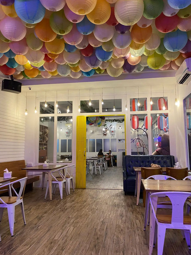 Lee’s Café & Bar: Where Every Table Has a Teddy
