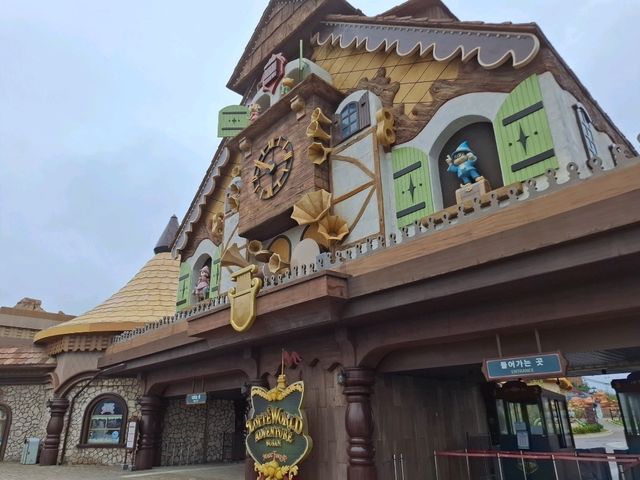 釜山樂天世界是韓國最新、超夢幻的主題樂園，TOMY一家來訪完全被童話般的氛圍迷住！
