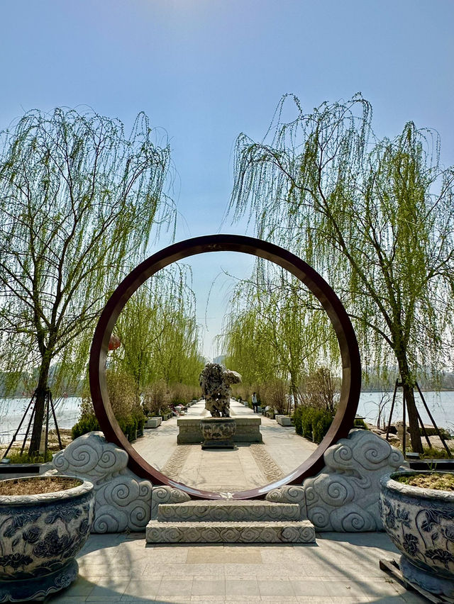 Mirror of the City – A Breezy Stroll Around Baogong Lake