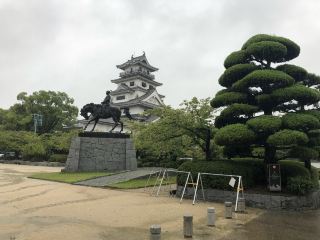[Imabari Castle | Imabari City, Ehime Prefecture "A moat filled with sea water. A defensive fortress on the Seto Inland Sea, left behind by Todo Takatora"]