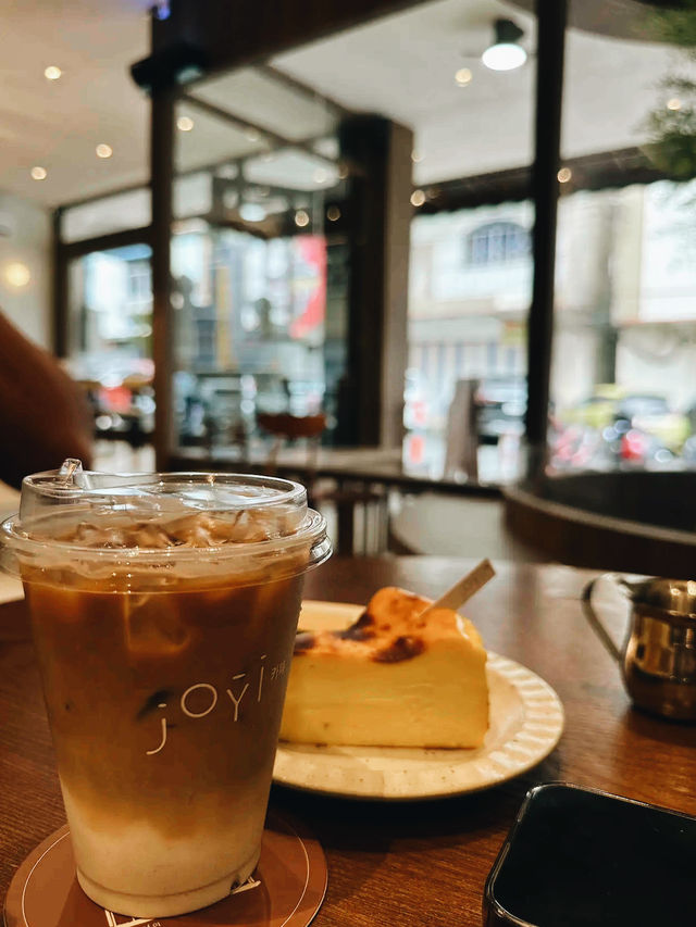 Joyi Cafe Penuin in Batam