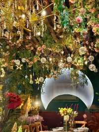 Hangzhou’s Alice in Wonderland Restaurant 🌹✨ Like Dining in a Fairytale Garden!