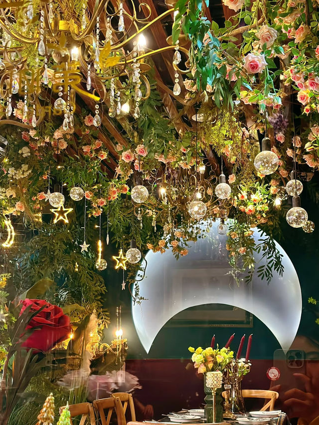 Hangzhou’s Alice in Wonderland Restaurant 🌹✨ Like Dining in a Fairytale Garden!