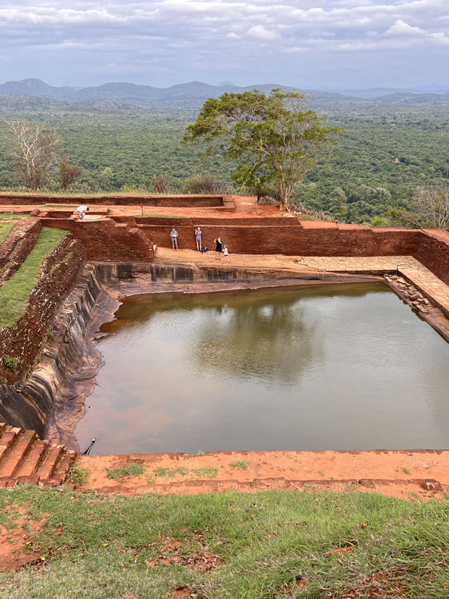 🇱🇰スリランカの絶景スポット【シーギリヤ・ロック】に登ってきた〜!🪨🔥 🇱🇰スリランカの絶景スポット【シーギリヤ・ロック】に登ってきた〜!🪨🔥