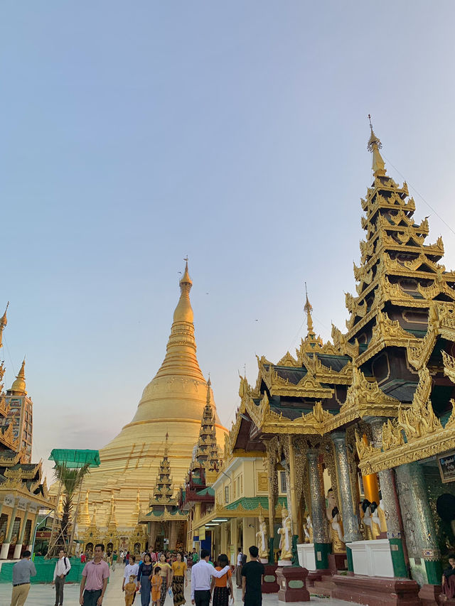 สักครั้งในชีวิตต้องมาเจดีย์ชเวดากอง