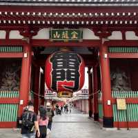 The Thunderous Welcome: Kaminarimon Gate at Sensō-ji 🎇