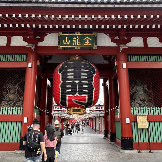 The Thunderous Welcome: Kaminarimon Gate at Sensō-ji 🎇