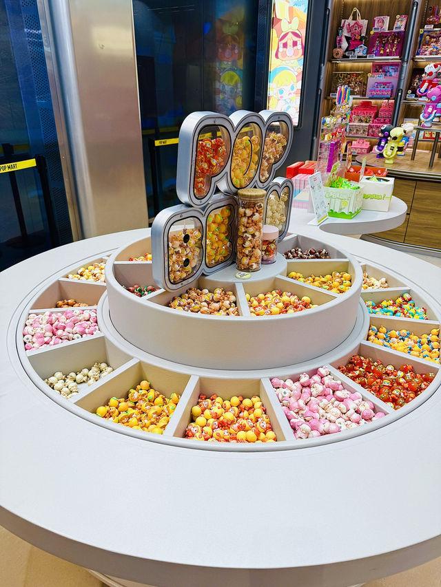 ถ่ายรูปกับน้อง molly ที่ popmart