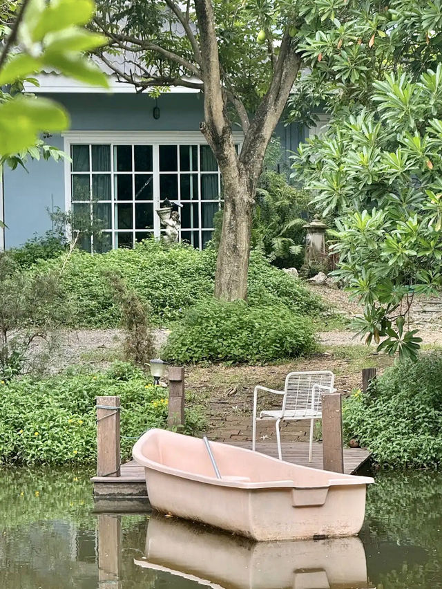 จิบกาแฟในสวน 🌿📚 ที่นิยายบ้านสวน