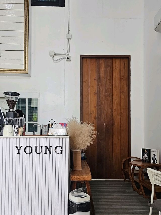 YOUNG CAFE คาเฟ่สไตล์มินิมอลมินิใจ