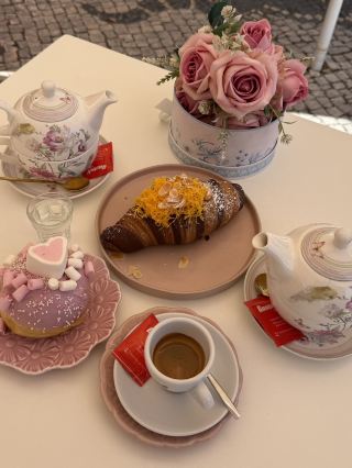 Dreamy Pink Café in Aveiro💗