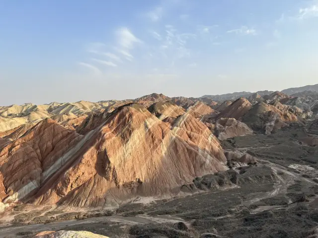 『七彩丹霞奇景』打卡張掖必去地標！穿梭侏羅紀紅岩世界 🌄🇨🇳