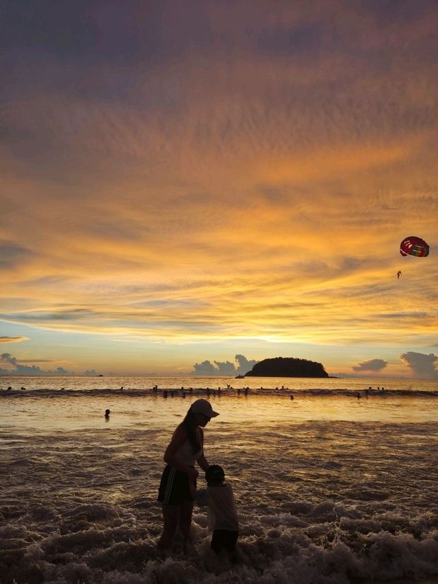 가족들이 사랑할 수밖에 없는 푸켓의 조용한 해변