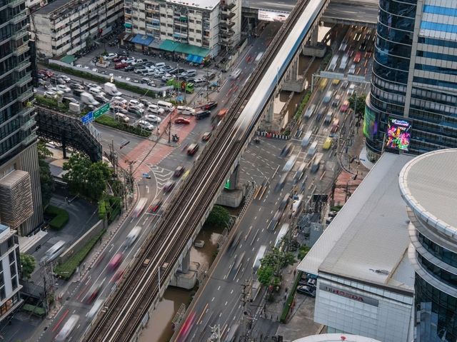 พักผ่อน กินดื่ม ชมวิวเมืองสุดอลังกลางสาธร