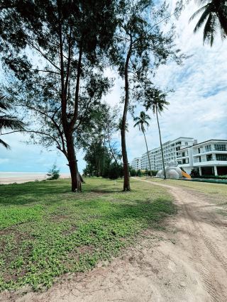 การพักผ่อนริมชายหาดสุดงดงาม: Roxy Beach Resort Sematan