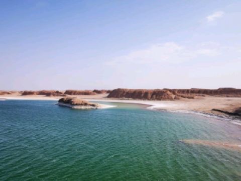 Javan Lake – a fleeting mirror in the desert