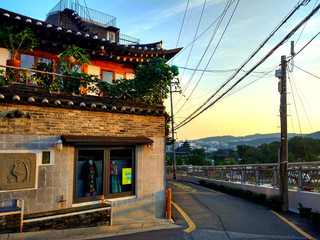 Skip Bukchon at noon, come at golden hour 🌇