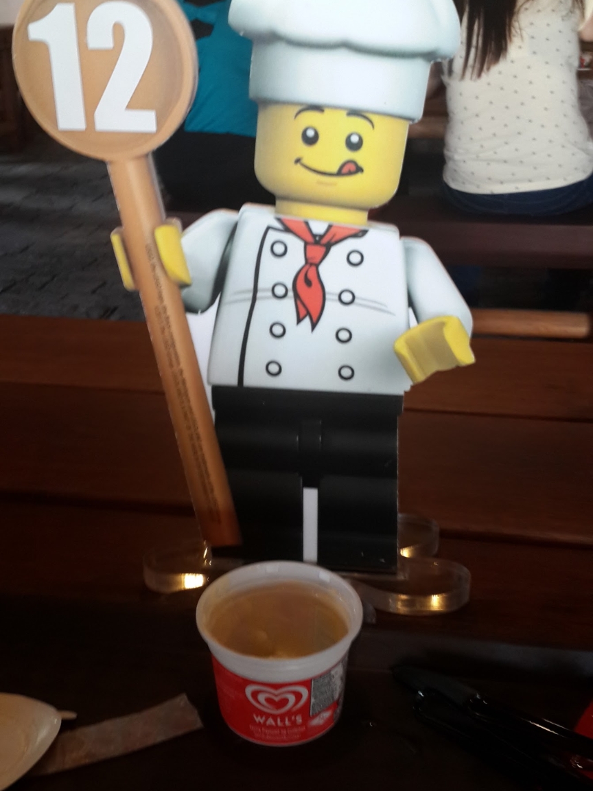 Hướng dẫn trải nghiệm toàn diện LEGOLAND Malaysia | Những điểm tham quan không thể bỏ qua cho chuyến du lịch gia đình ở Johor Bahru

LEGOLAND Malaysia là khu nghỉ dưỡng theo chủ đề Lego đầu tiên ở châu Á, được thiết kế dành riêng cho người lớn và trẻ em, dù bạn là fan hâm mộ Lego hay muốn tìm một chuyến đi ngắn ngày cho cả gia đình. Từ công viên giải trí, công viên nước đến các khu khám phá đại dương, bộ sưu tập các khối xây dựng sáng tạo, trò chơi thú vị và các điểm chụp ảnh tương tác giữa cha mẹ và con cái sẽ giúp bạn giải trí cả ngày!

Ba khu vực theo chủ đề của công viên + các trò chơi chính

1️⃣ Công viên giải trí LEGOLAND

Địa chỉ: 7, Jalan Legoland, Medini, 79250 Iskandar Puteri, Johor, Malaysia
Giờ mở cửa: 10:00-18:00 (Đóng cửa vào thứ Tư, trừ các ngày lễ)

Có hơn 40 trò chơi lớn nhỏ, hoàn hảo cho người lớn và trẻ em! Gợi ý những địa điểm không thể bỏ qua

2️⃣ Công viên nước LEGOLAND
Giờ mở cửa: 10:00-18:00 (Đóng cửa vào thứ Ba)

Công viên nước là điểm đến không thể bỏ qua khi thời tiết nóng bức, các đường trượt nước và bể tạo sóng là những điểm thu hút nhất. Các gia đình nên mang theo một bộ quần áo và khăn tắm dự phòng. Có rất nhiều phòng thay đồ, rất tuyệt vời để giải nhiệt ngoài trời!

3️⃣ Thủy cung SEA LIFE Ocean Discovery Pavilion
Giờ mở cửa: 10:00-18:00 (mở cửa hàng ngày)

Thủy cung SEA LIFE mới khai trương chắc chắn là điểm đến không thể bỏ qua đối với những người yêu thích thủy sinh vật, với đường hầm quan sát 360 độ và rất nhiều bể cá theo chủ đề, nơi trẻ em có thể quan sát sinh vật biển cận cảnh, và một số khu vực triển lãm thậm chí cho phép chạm vào sao biển và san hô một cách tương tác.

Mẹo trải nghiệm thực tế

· Lịch trình được khuyến nghị là đến lúc 9:30 sáng, trước tiên hãy nhanh chóng trải nghiệm các khu vực nổi tiếng của công viên giải trí, sau đó đến công viên nước vào buổi trưa để vui chơi dưới nước hoặc vào SEA LIFE để nghỉ ngơi trong không gian điều hòa mát mẻ tránh nóng.

· Phù hợp cho chuyến đi trong ngày, nhưng nếu bạn muốn thong thả vui chơi quanh ba khu vực chính, nên ở lại khách sạn cạnh công viên, quay lại vào ngày hôm sau, không khí công viên và các điểm chụp ảnh rất tuyệt vời.

· Vé vào cửa tại chỗ bắt đầu từ 249 MYR cho người lớn/199 MYR cho trẻ em & người cao tuổi.

· Nhớ mang theo chai nước, mũ chống nắng, kem chống nắng, đồ bơi (cần thiết để vào công viên nước), có tủ khóa trong công viên.

· Một số công viên đóng cửa vào thứ Ba/thứ Tư hàng tuần, hãy nhớ kiểm tra lịch chính thức trước khi khởi hành.

Môi trường xung quanh công viên và phương tiện giao thông

· Có một khu thương mại lớn ngay trước công viên, nhiều nhà hàng và điểm mua sắm, mua sắm thoải mái không khó khăn.
· Từ Singapore, bạn cũng có thể đi tham quan Iskandar Puteri trong ngày, với xe buýt đưa đón trực tiếp hoặc xe Grab từ thành phố đến Iskandar Puteri, mất khoảng 1 giờ. Từ Kuala Lumpur, bạn có thể chọn đi tàu hoặc chuyến bay nội địa đến sân bay Johor Bahru và đổi tàu.

Những điểm tham quan không thể bỏ qua:

· Khu phức hợp LEGO MINILAND
· Tượng nhân vật LEGO
· Xô nước khổng lồ tại công viên nước
· Đường hầm quan sát 360 độ SEA LIFE

#Legoland Malaysia #Tour gia đình Johor Bahru #Hướng dẫn LEGOLAND #Nhật ký công viên nước #Khu khám phá đại dương