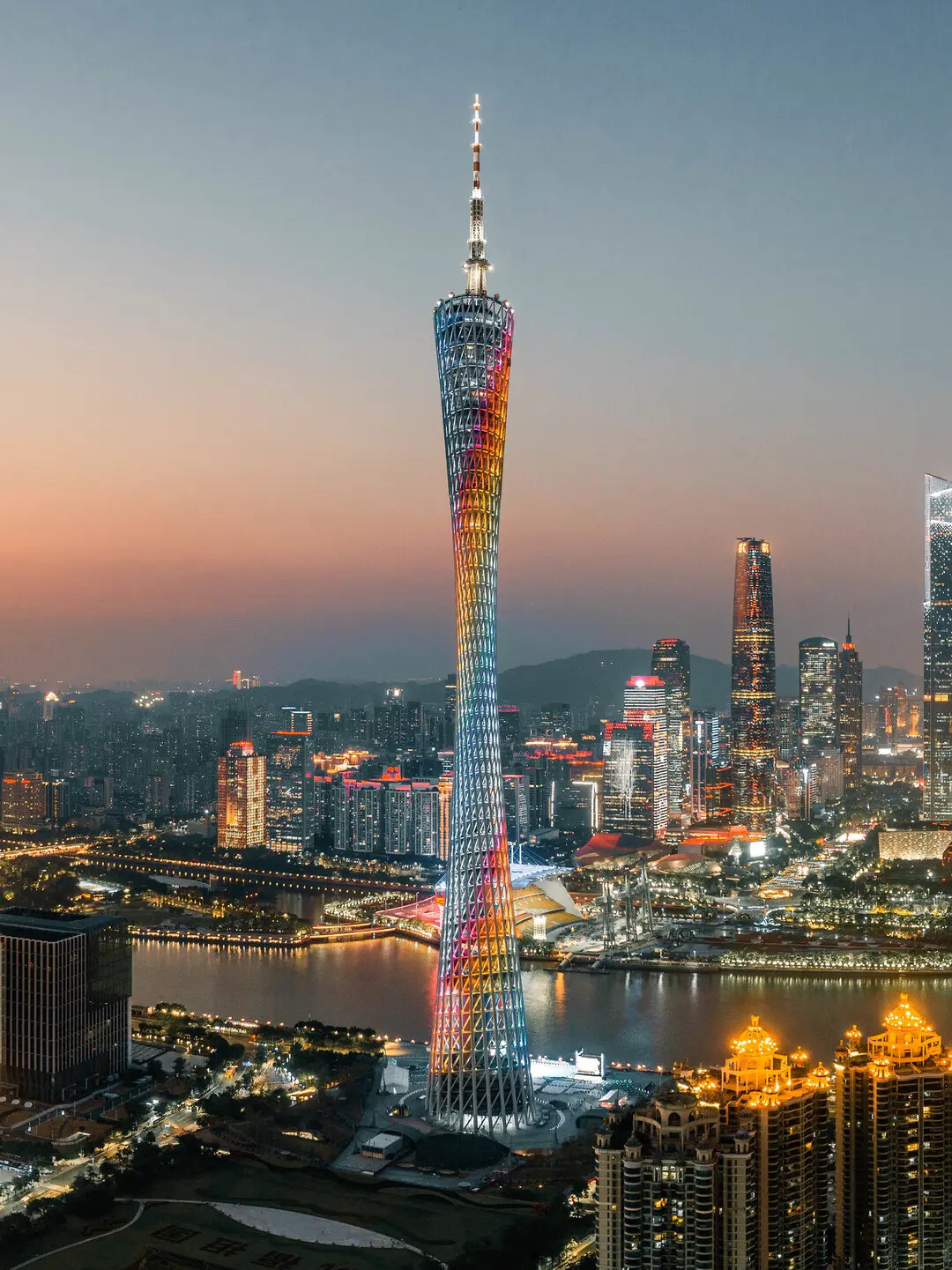 Guangzhou dengan harga SGD 280 pulang pergi?! 👀✈️ Ini mungkin salah satu destinasi yang bisa Anda tambahkan ke daftar perjalanan Anda ke Tiongkok.

🇸🇬 Singapura → Guangzhou 🇨🇳
💰 Tarif pulang pergi: mulai dari SGD 280
✈️ Penerbangan langsung
⏱️ Sekitar 4 jam 10 menit sekali jalan
🧳 Bagasi kabin termasuk
⚠️ Tidak ada bagasi terdaftar gratis untuk tarif ini

Dan Guangzhou jelas lebih dari sekadar tempat persinggahan. Simpan 5 tempat ini untuk perjalanan Anda:

📍 Menara Canton 广州塔 — kunjungi di malam hari untuk menikmati pemandangan kota + pertunjukan cahaya
🏛️ Balai Leluhur Klan Chen 陈家祠 — arsitektur Lingnan yang indah
🛍️ Jalan Beijing 北京路 — belanja, jajanan & suasana malam
🌳 Pulau Shamian 沙面岛 — arsitektur kolonial + jalanan yang fotogenik
🐏 Taman Yuexiu 越秀公园 — rumah bagi patung Lima Domba terkenal Guangzhou

🍜 Bonus: datanglah dengan perut lapar. Dim sum, angsa panggang, mie wonton, dan makanan penutup Kanton layak untuk dimasukkan dalam rencana perjalanan Anda.

⚠️ Harga tiket diperiksa pada awal Agustus 2026 dan dapat berubah sewaktu-waktu. Selalu periksa harga pemesanan akhir dan ketentuan bagasi sebelum melakukan pembayaran.

Apakah Anda mau terbang ke Guangzhou dengan harga SGD 280 pulang pergi? 👀

#penawaranpenerbanganmurah #penerbanganmurah #guangzhou #wisataguangzhou #wisatachina #china #wisatachina #makananguangzhou