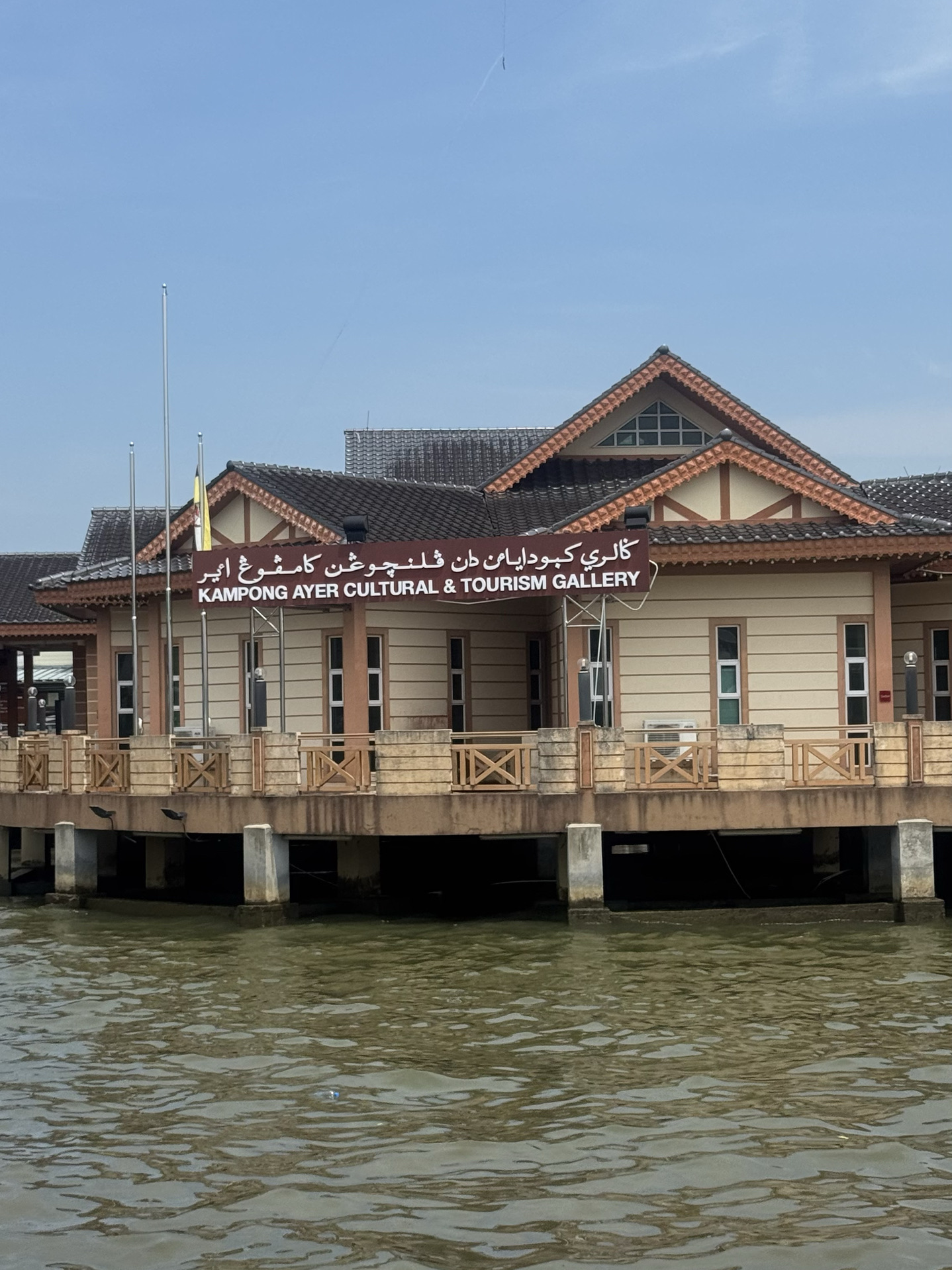 Nơi tôi cảm thấy gần gũi nhất với cuộc sống thường nhật của người dân địa phương ở Brunei là Kampong Ayer. 🚤🇧🇳