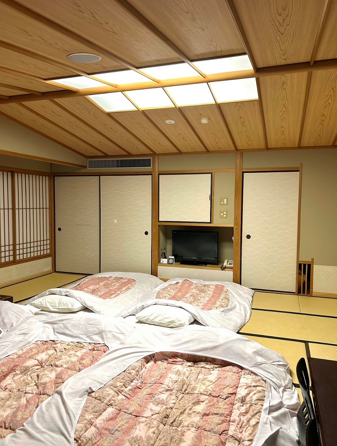 ✨👘 Ryokan đẹp và giá cả phải chăng gần Hakuba! 🏔️💖
✨🏔️ Khách sạn Ryokan Keisui, Omachi, Nagano 🇯🇵♨️
(Mang đậm chất Nhật Bản, view tuyệt đẹp, vị trí thuận tiện và giá cả phải chăng! ❄️✨)

🎎 Trải nghiệm ryokan Nhật Bản đích thực.

Nếu bạn muốn trải nghiệm ngủ trong phòng trải chiếu tatami với đệm futon mềm mại, chắc chắn bạn sẽ thích nơi này! Khách sạn ấm cúng, yên tĩnh và hoàn hảo để thư giãn. Thêm vào đó, có suối nước nóng (onsen) để ngâm mình và xua tan mệt mỏi một cách thư thái. ♨️✨

🦶🏼🏔️ Bồn ngâm chân trước khách sạn với tầm nhìn ra những ngọn núi phủ tuyết trắng.

Điểm nổi bật là bồn ngâm chân nước ấm (Ashiyu) trước khách sạn. Hãy ngồi xuống, thư giãn và tận hưởng khung cảnh! Tận hưởng khung cảnh tuyệt đẹp của những ngọn núi phủ tuyết trắng trong không gian lãng mạn, hoàn hảo để chụp nhiều bức ảnh thời thượng! ❄️📸

🚌💨 Vị trí tuyệt vời, rất thuận tiện cho việc di chuyển tiếp theo.

· Chỉ cách Hakuba 30 phút: Hoàn hảo cho những ai muốn đến thăm Hakuba. Chỉ mất 30 phút lái xe thoải mái. ⛷️
· Dễ dàng tiếp cận bức tường tuyết Tateyama Alpine Route: Đối với những ai có kế hoạch chinh phục bức tường tuyết, khách sạn này là lý tưởng vì chỉ cách bến xe buýt 10 phút! 🏔️🚌

💸 ​​​​Giá cả phải chăng.

Không cần phải chi tiêu quá nhiều ở Hakuba! Trải nghiệm trọn vẹn không khí ryokan Nhật Bản và thư giãn trong suối nước nóng với giá cả phải chăng. Giá trị tuyệt vời cho số tiền bỏ ra, giúp bạn có nhiều tiền để thưởng thức những món ăn ngon! 😉💰

Nếu bạn đang tìm kiếm chỗ ở tiện nghi ở khu vực Nagano với không gian tuyệt vời và giá cả phải chăng, thì đây chính là lựa chọn hoàn hảo! Tôi rất khuyên bạn nên thêm Ryokan Keisui Hotel vào danh sách của mình! Bạn nhất định phải thử ở đó! 💖👍

Tôi đặt phòng qua Trip và giá cả rất tuyệt vời!

#DuLịchNhậtBản #ĐánhGiáChỗỞ #Hakuba #Nagano #TườngTuyếtTateyama #RyokanNhậtBản