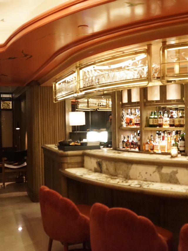 Madrid | The impressive restaurant and bar of Four Seasons 