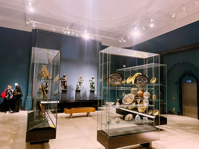 🎨🧵 Free Museum Day at the V&A London — Art, Fashion & Design Without Spending a Pound!