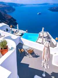 🌅 Santorini: The Iconic Island of White Domes, Blue Seas, and Timeless Romance 🇬🇷✨