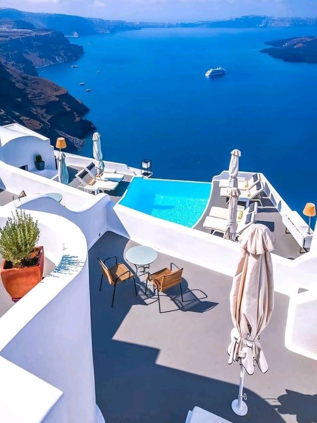 🌅 Santorini: The Iconic Island of White Domes, Blue Seas, and Timeless Romance 🇬🇷✨
