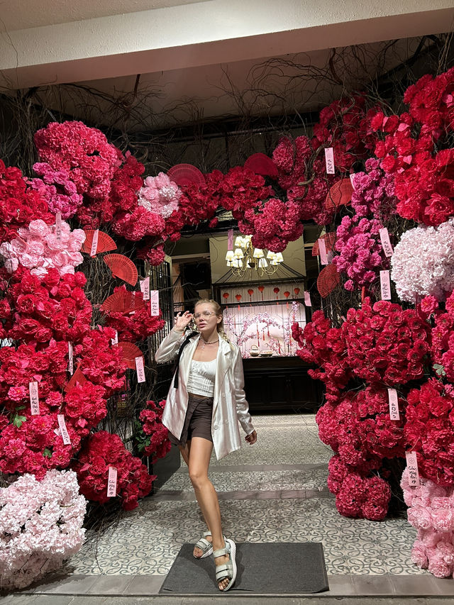 Gigantic flowers decoration and Jazz