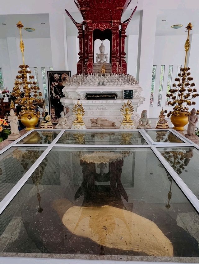 Wat Phra Phutthabat Tak Pha, Doi Tao — Reverent Hillside Sanctuary in Chiang Mai Province