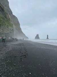 🌋 Reynisfjara Black Beach: Iceland's Dramatic Must-See! 🏖️⚠️