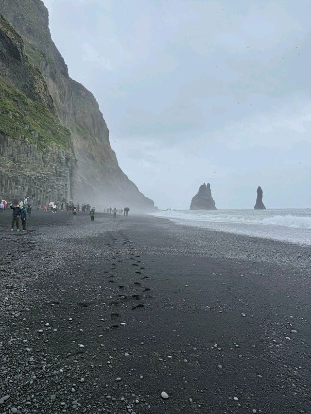 🌋 Reynisfjara Black Beach: Iceland's Dramatic Must-See! 🏖️⚠️