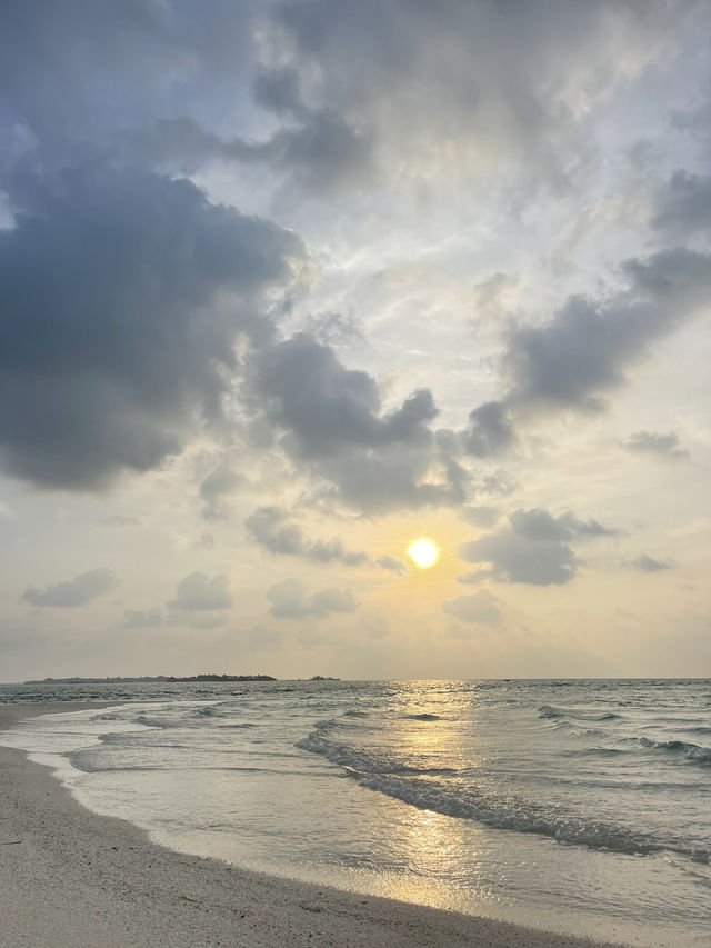 🏝️ Thulusdhoo Sandbank – A Slice of Maldives Heaven 🌊✨