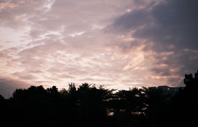 夕陽西下，東山湖公園的晚霞和日落，讓你感受大自然的美麗