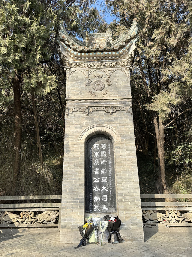 霍去病墓與衛青墓塚一牆之隔，一個萬人敬仰，一個荒草叢生