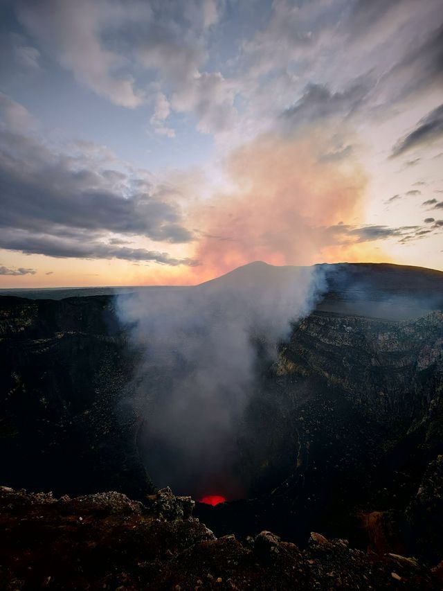駕車去看滾燙的火山，在馬薩亞火山實現了