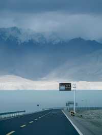 一路向西到新疆去雪山下感受湖泊的自由